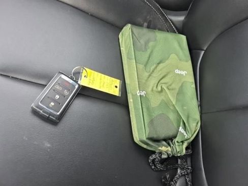 Used 2023 Jeep Grand Cherokee Limited w/ Black Appearance Package image 15