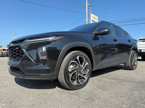 Used 2024 Chevrolet Trax RS w/ Driver Confidence Package FWD image 2