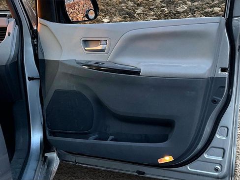 Used 2018 Toyota Sienna XLE w/ XLE Navigation Package image 23