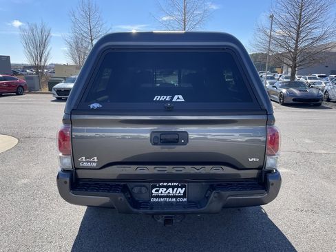 Used 2019 Toyota Tacoma Limited image 6