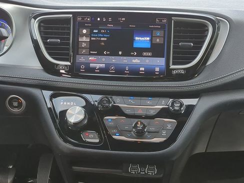 Used 2024 Chrysler Pacifica Touring image 18