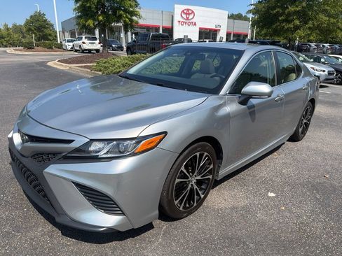 Used 2018 Toyota Camry SE w/ Moonroof Package FWD image 1