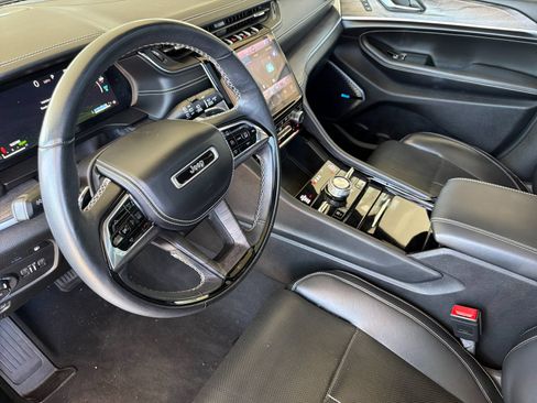 Used 2023 Jeep Grand Cherokee Overland w/ Advanced Protech Group III AWD/4WD image 10