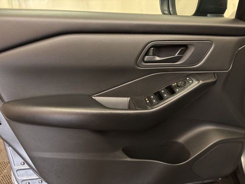 Used 2024 Nissan Rogue S image 11