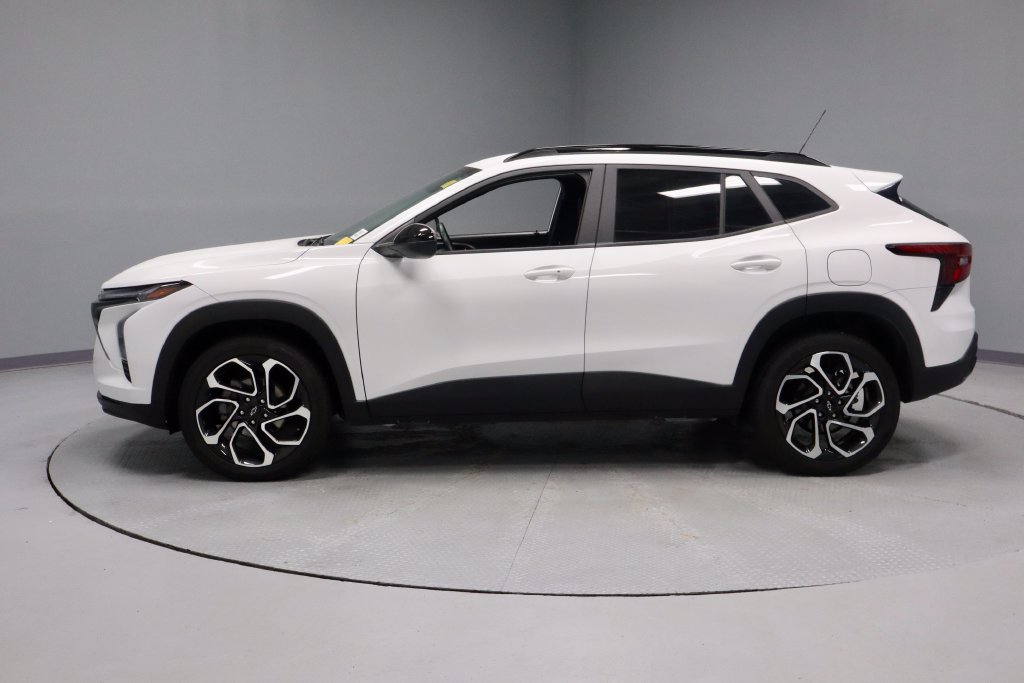Used 2025 Chevrolet Trax RS FWD image 8