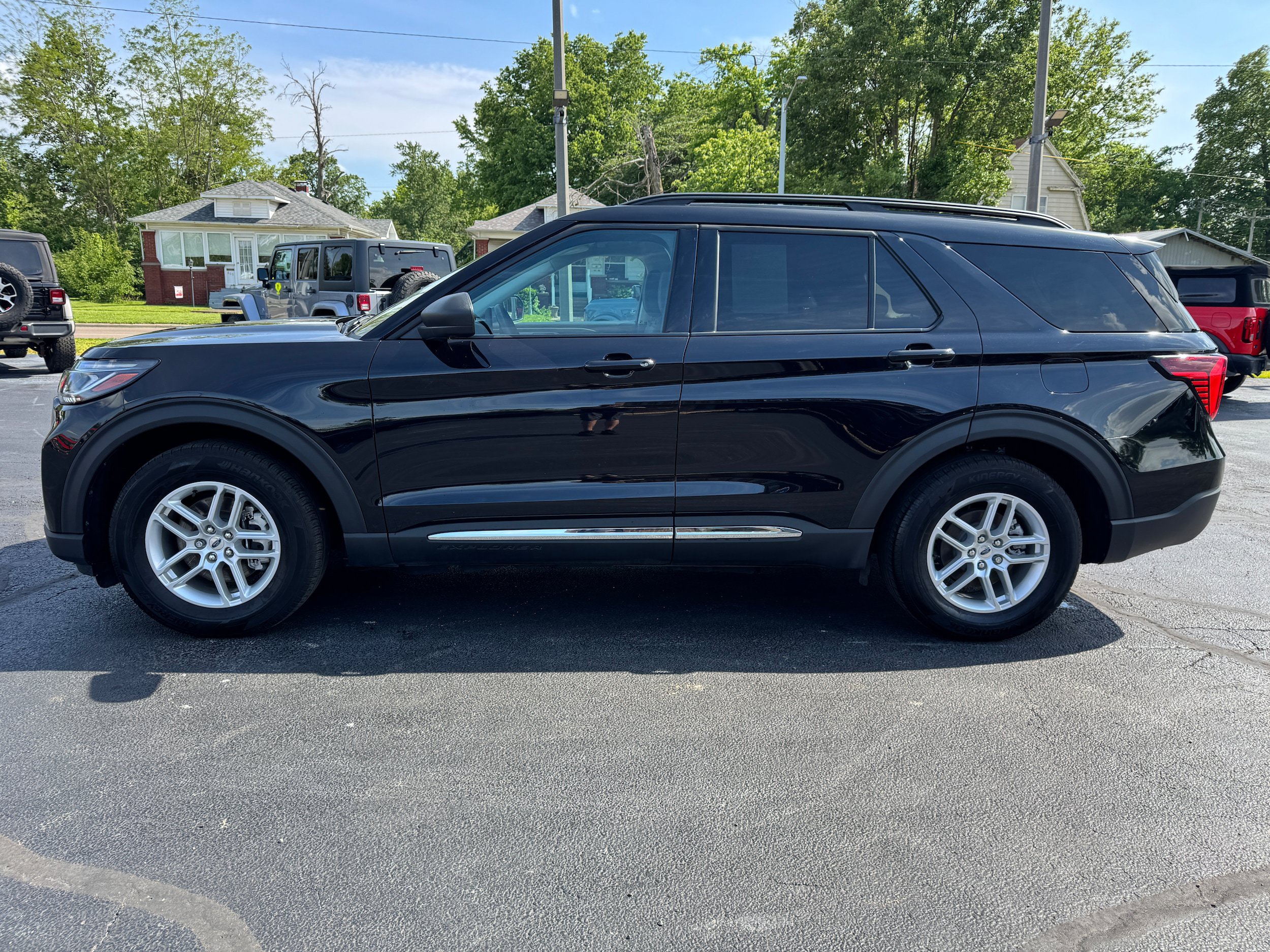 Used 2025 Ford Explorer Active RWD image 4