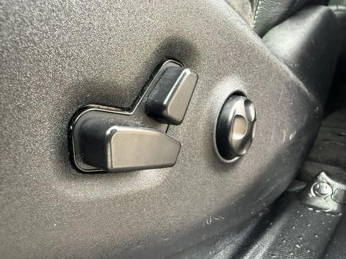 Used 2018 Chrysler Pacifica Touring-L Plus w/ S Appearance Package image 11