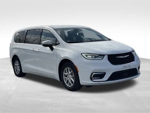Used 2023 Chrysler Pacifica Touring-L image 3