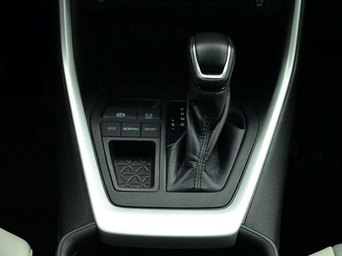 Used 2020 Toyota RAV4 XLE Premium image 12