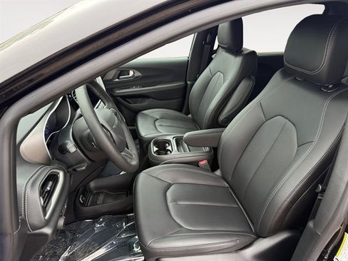 New 2027 Chrysler Pacifica Select w/ Family Tech Group AWD/4WD image 9