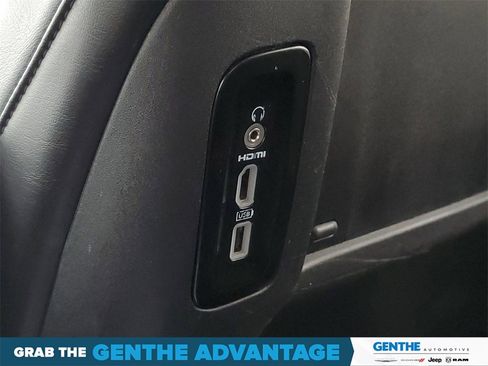 Used 2019 Chrysler Pacifica Limited image 29