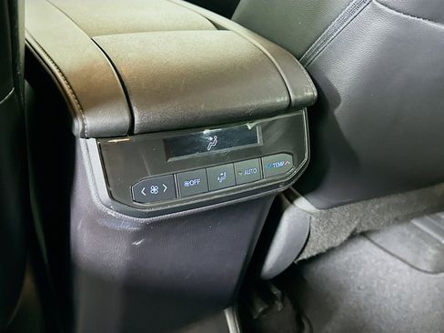 Used 2021 Toyota Highlander XLE image 28