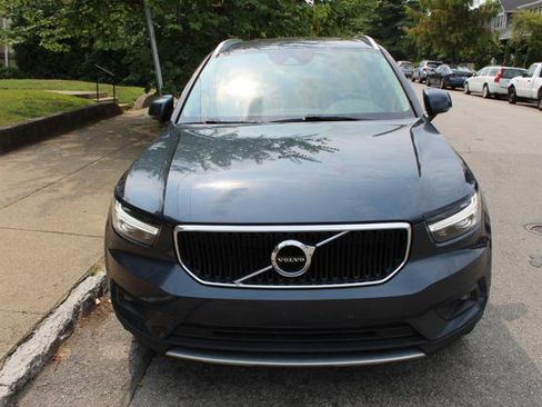 Used 2021 Volvo XC40 T4 Momentum image 2