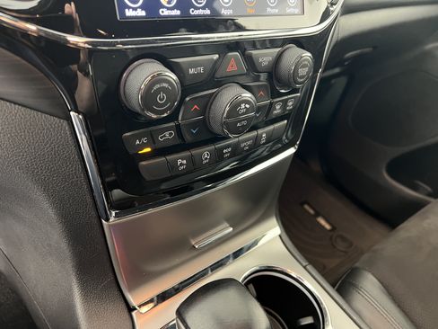 Used 2021 Jeep Grand Cherokee Laredo X AWD/4WD image 31