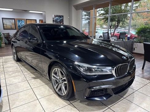 Used 2019 BMW 750i image 2