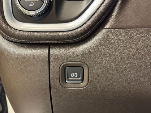 Used 2020 GMC Sierra 1500 SLE w/ SLE Value Package image 30