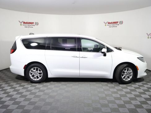 Used 2023 Chrysler Voyager LX FWD image 3