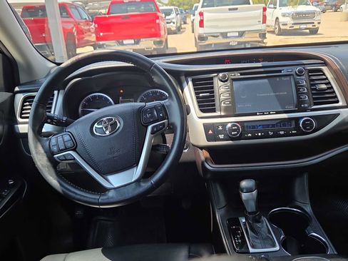 Used 2019 Toyota Highlander XLE FWD image 14
