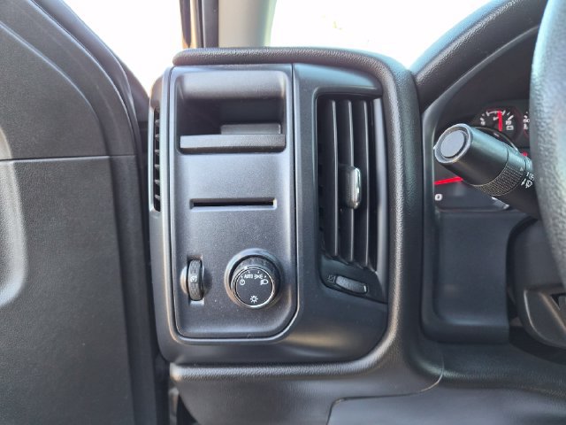 Used 2019 Chevrolet Silverado 1500 Custom w/ Custom Convenience Package AWD/4WD image 17