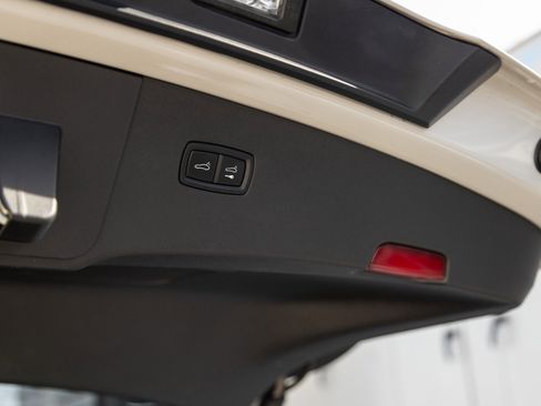 Used 2023 Porsche Cayenne Platinum Edition image 32