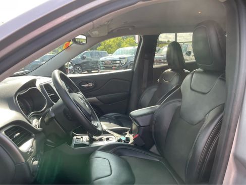 Used 2019 Jeep Cherokee Latitude Plus w/ Comfort/Convenience Group FWD image 15