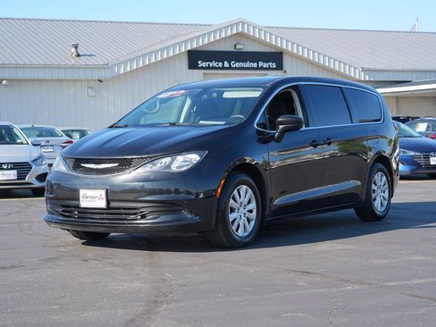 Used 2020 Chrysler Voyager L FWD image 7