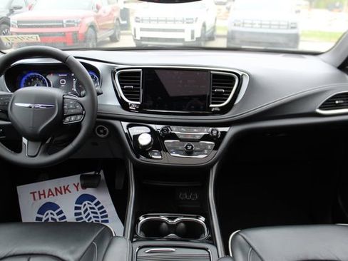 Used 2025 Chrysler Pacifica Limited image 12