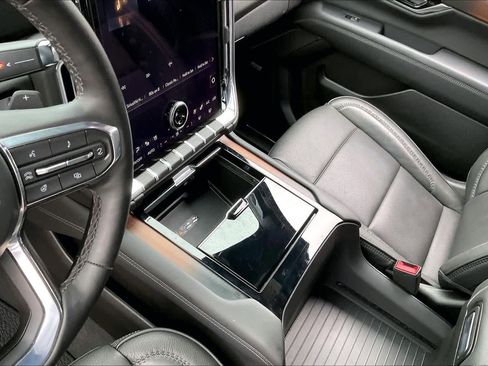 Used 2025 GMC Yukon XL Denali AWD/4WD image 16