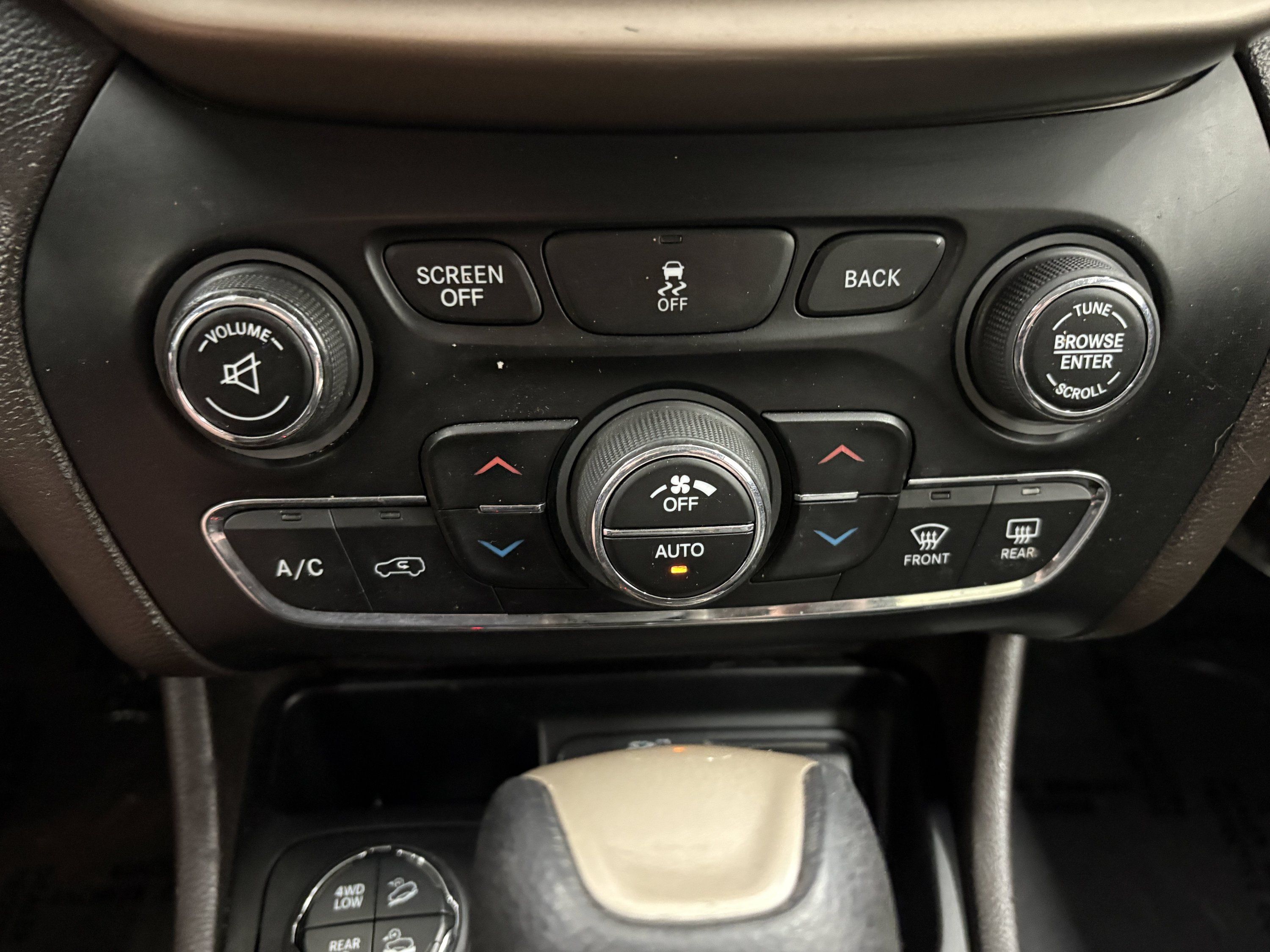 Used 2014 Jeep Cherokee Trailhawk w/ Comfort/Convenience Group AWD/4WD image 16