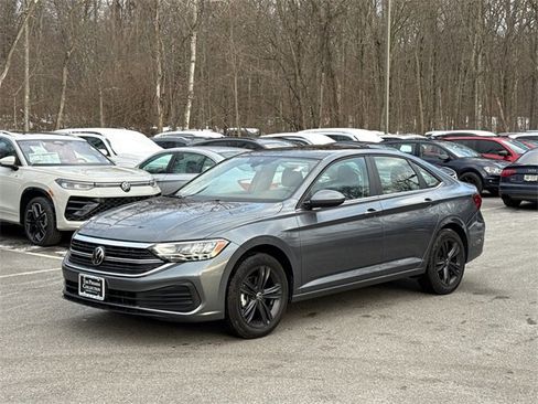 Certified 2023 Volkswagen Jetta SE image 1