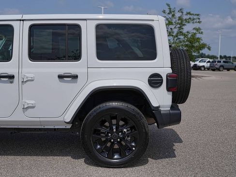 Used 2024 Jeep Wrangler Unlimited Sahara AWD/4WD image 12