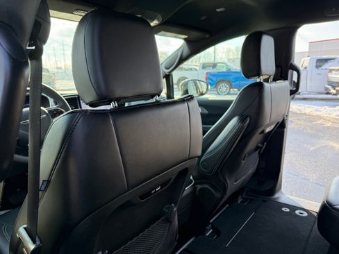 Used 2025 Chrysler Pacifica Select image 19