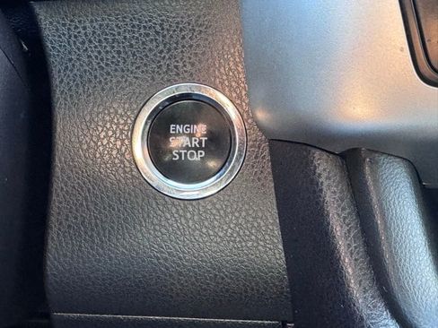 Used 2019 Toyota Highlander SE image 7