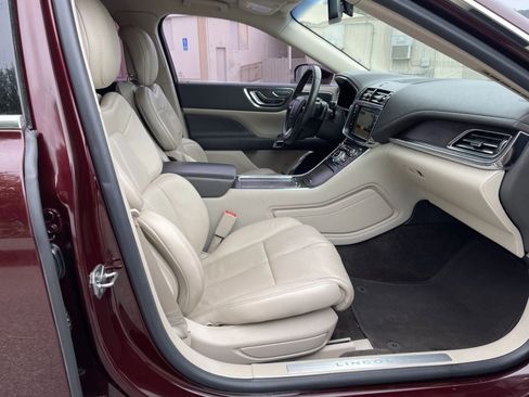 Used 2017 Lincoln Continental Select image 25