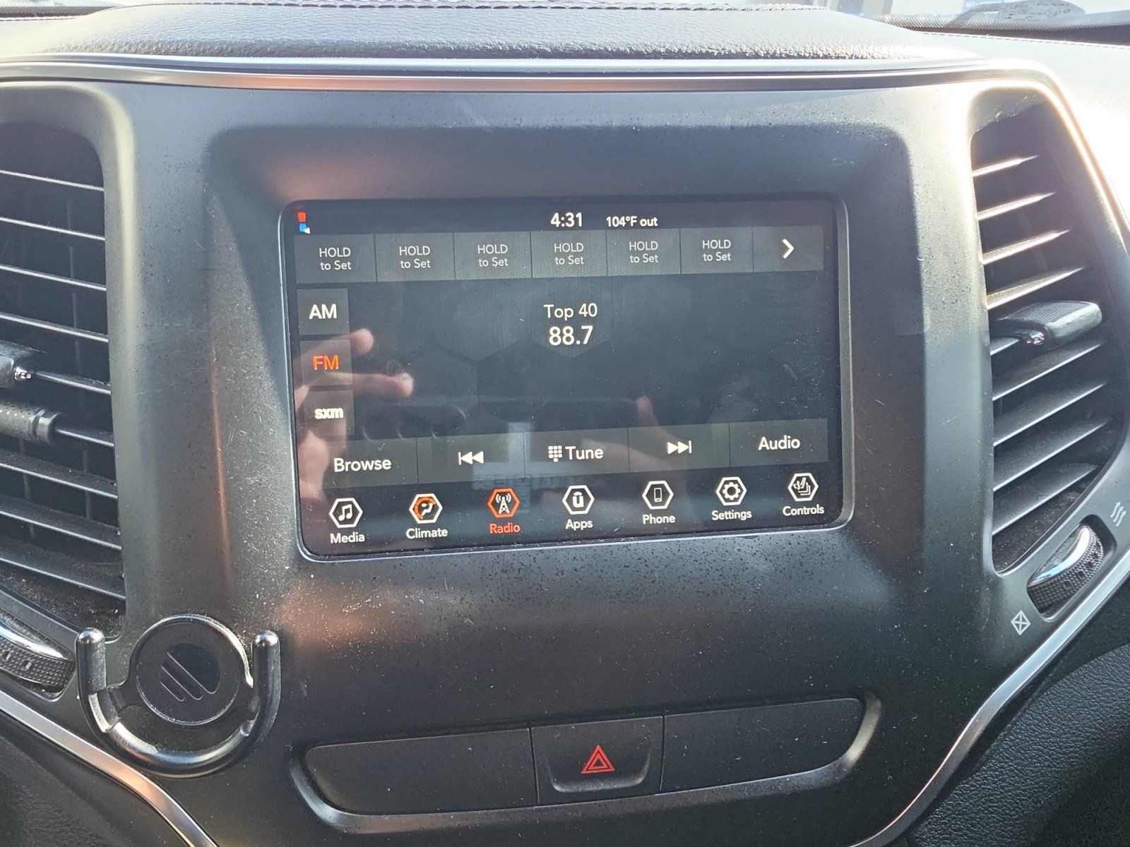 Used 2019 Jeep Cherokee Latitude w/ Cold Weather Group AWD/4WD image 14