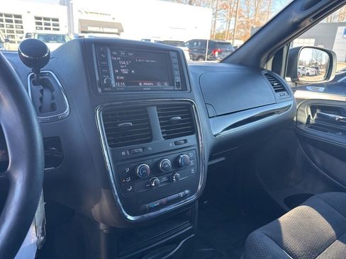 Used 2018 Dodge Grand Caravan SE image 22