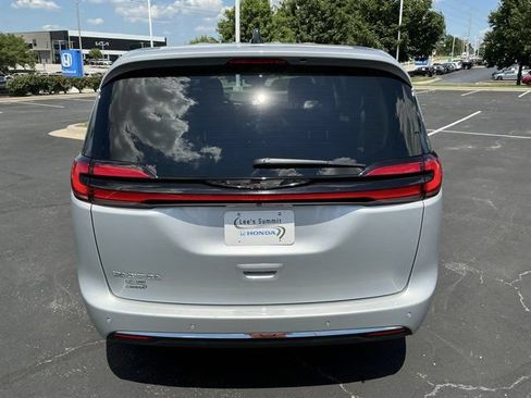 Used 2024 Chrysler Pacifica Touring-L FWD image 5