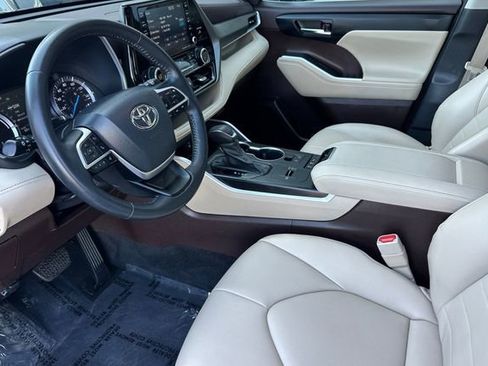 Used 2022 Toyota Highlander XLE AWD/4WD image 11