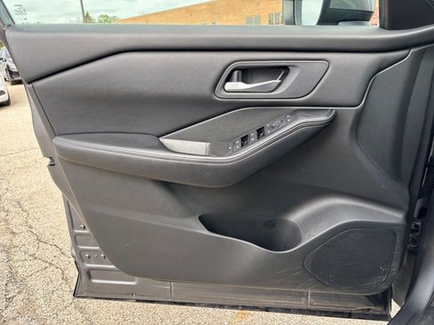 Used 2025 Nissan Rogue SV image 18