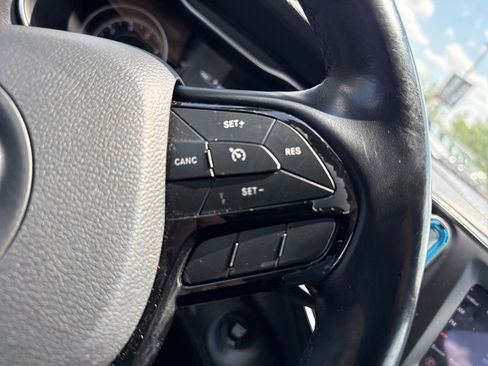 Used 2021 Jeep Cherokee Latitude Plus FWD image 24