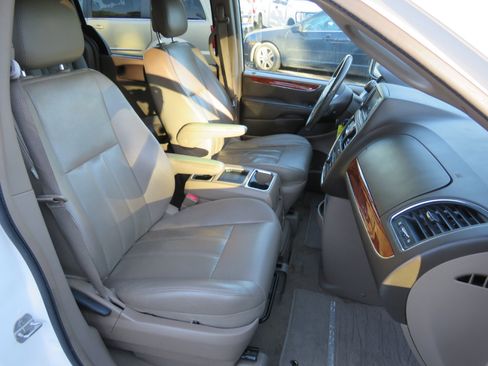 Used 2013 Chrysler Town & Country Touring image 21