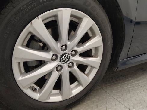 Used 2019 Toyota Camry LE FWD image 31