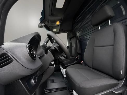 Used 2019 Mercedes-Benz Sprinter 2500 image 11