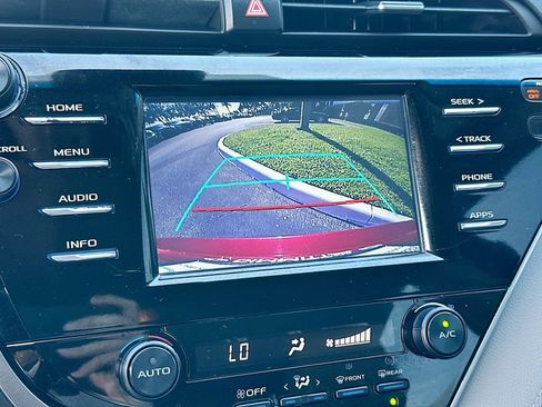 Used 2018 Toyota Camry SE image 14