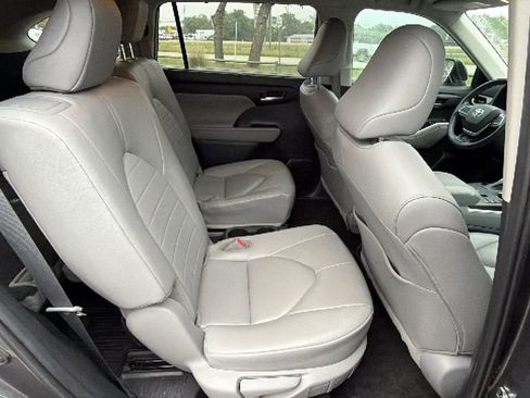 Used 2023 Toyota Highlander XLE FWD image 37
