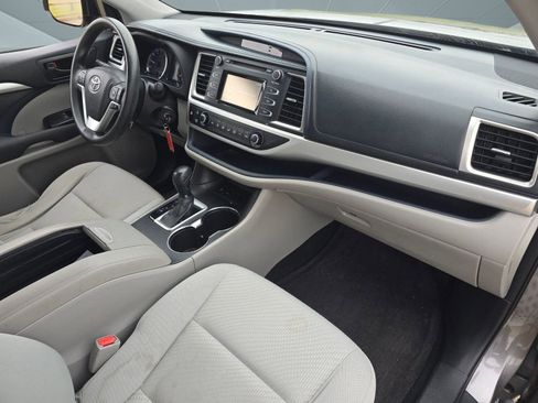Used 2017 Toyota Highlander LE image 28
