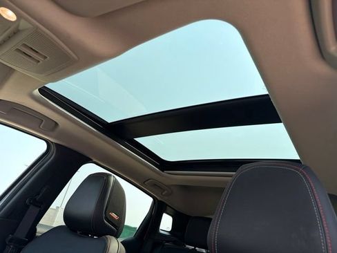 Used 2025 Nissan Kicks SR w/ SR Premium Package FWD image 29