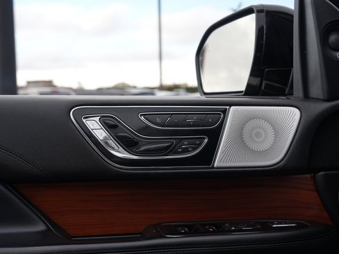 Used 2019 Lincoln Navigator Reserve image 16