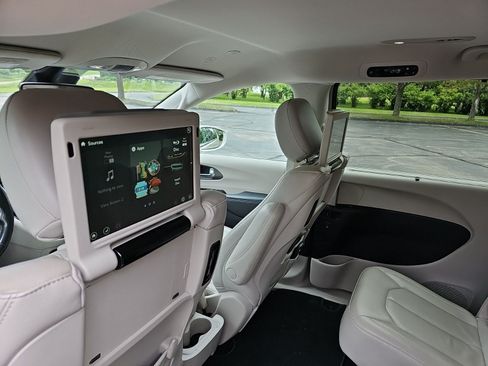 Used 2021 Chrysler Pacifica Touring-L w/ Uconnect Theater Family Group FWD image 19