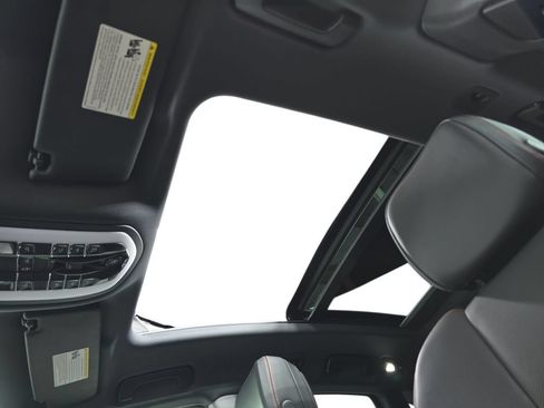 Certified 2025 Porsche Macan AWD/4WD image 28